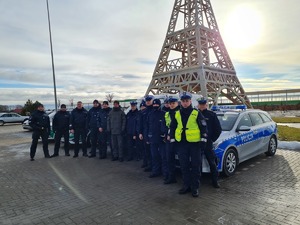 polscy i litewscy policjanci pozują do zdjęcia grupowego
