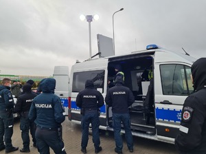 polscy i litewscy policjanci w trakcie ćwiczeń