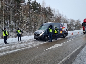 polscy i litewscy policjanci w trakcie ćwiczeń kontrolują zatrzymany pojazd