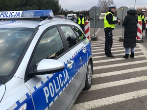 Policjant rozmawiający z kobietą