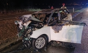 Zdjęcie z miejsca wypadku - zniszczony jeden z pojazdów biorących udział w zdarzeniu