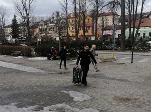 Ustrzyccy policjanci pomagającym osobom przekraczającym granicę