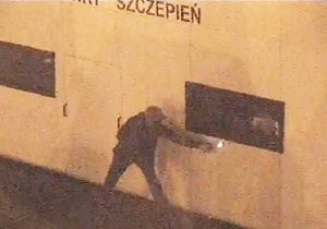 mężczyzna podpala budynek