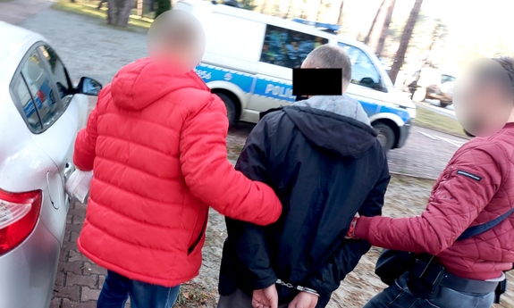 policjanci z zatrzymanym mężczyzną