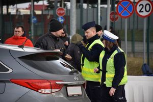 Policjanci na przejściu granicznym udziela pomocy uchodźcom