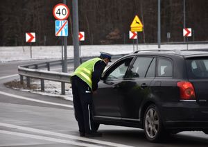 Policjant rozmawia z kierującym pojazdem