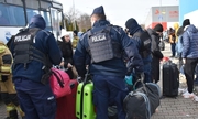 &quot;Policjanci pomagają uchodźcom w przenoszeniu bagażu