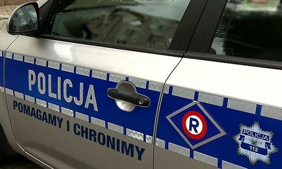 radiowóz z napisem Pomagamy i chronimy