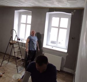 Dwóch mężczyzn maluje ściany w pokoju