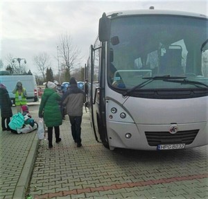 służbowy autobus na granicy obok przechodzacy ludzie