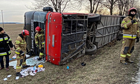 zdjęcie przedstawia zniszczony autobus na poboczu z wybitą przednią szybą