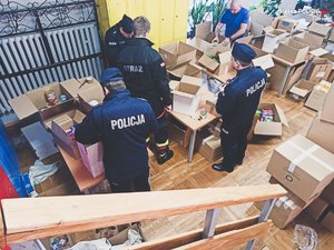 Policjanci podczas załadunku pomocy humanitarnej dla Ukrainy