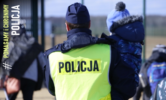 policjant z dzieckiem na rękach