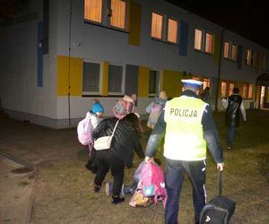 policjanci eskortują dzieci z Ukrainy
