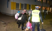 policjanci eskortują dzieci z Ukrainy