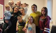 zdjęcie policjanta wraz z ukraińskimi rodzinami