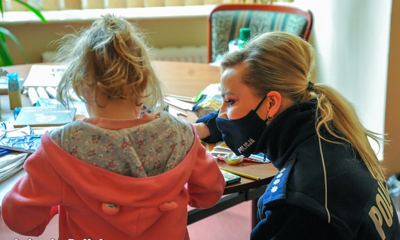 Policjantka z dziewczynką