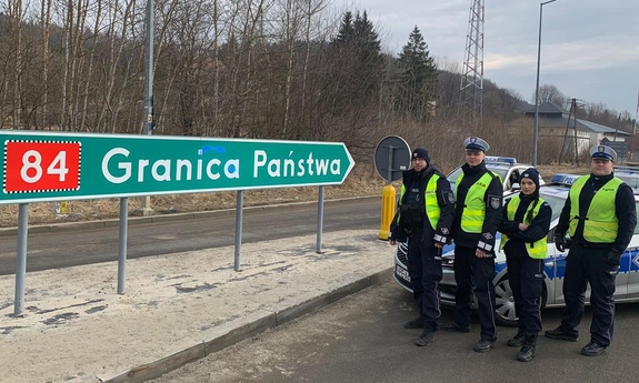 grupa lubuskich policjantów pozuje do zdjęcia, w tle radiowóz