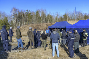 policjanci w trakcie ćwiczeń pilotażowych