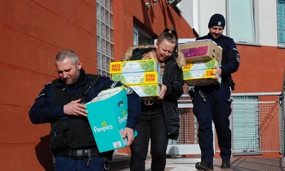 policjanci niosą paczki