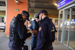 Policjant pomaga mężczyźnie odczytać bilet