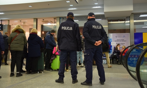 Dwaj policjanci przed punktem obsługi dla Obywateli Ukrainy