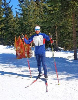 mężczyzna na nartach biegowych