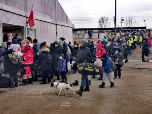 a\Uciekający przed wojna Ukraincy ida do namiotu odpocząć , zjeśc ciepły posiłek i wypełnic dokumenty (2)