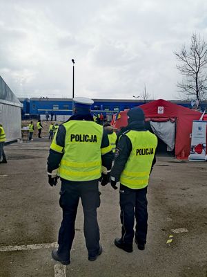 Policjant Ruchu Drogowego i Policjant Prewencji podczas przyjazdu pociagu