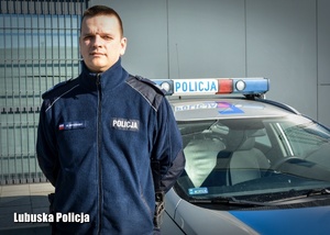 Policjant stojący przy radiowozie