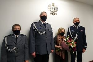 od lewej strony dwoje umundurowanych policjantów - Pani Naczelnik i Dyrektor Biura Prewencji, obok stoi Prezes Fundacji PZU i Zastępca Komendanta Głównego Policji w mundurze