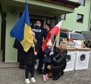 dziewczynki z Ukrainy trzymające flagi Polski i Ukrainy