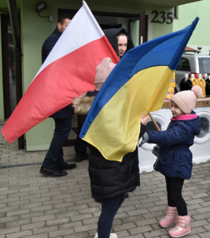 dziewczynki z Ukrainy trzymające flagi Polski i Ukrainy