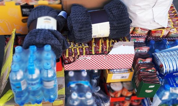 Zdjęcie przedstawia zbiórkę rzeczy, zorganizowana dla osób walczących na Ukrainie