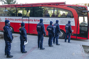 Policjanci w kolejce do mobilnego punktu poboru krwi