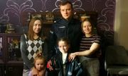 umundurowany policjant wraz z uchodźcami z Ukrainy