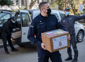 służby mundurowe z Łowicza przekazują dary do punktu zbiórki