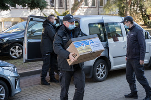 służby mundurowe z Łowicza przekazują dary do punktu zbiórki