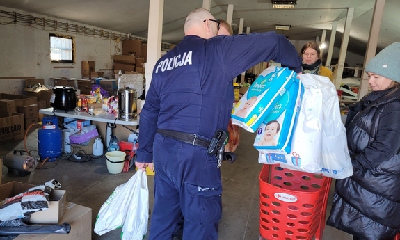 policjanci przekazują dary
