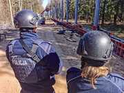 dwoje policjantów patroluje granicę polsko - białoruską