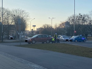 Policjanci naprawiają samochód kobiety