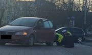 Policjanci naprawiają samochód kobiety