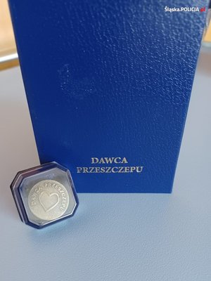 Znaczek i legitymacja z napisem Dawca Przeszczepu