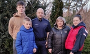Policjant z synem oraz rodziną, którą przyjął pod swój dach