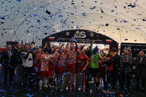Zwycięska drużyna piłkarska cieszy się z pucharu podczas XII Międzynarodowego Turnieju Służb Mundurowych w Piłce Nożnej Halowej im. podkom. Andrzeja Struja