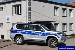 Radiowóz stojący przed Komisariatem Policji w Rucianem-Nidzie