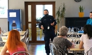 Policjant w stołówce pensjonatu prowadzi prelekcję z kobietami z Ukrainy
