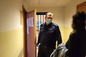 policjant z zatrzymaną kobietą