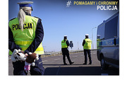 Zdjęcie przedstawia policjantów umundurowanych podczas służby. Policjantka trzyma w rękach misie przeznaczone dla dzieci z Ukrainy