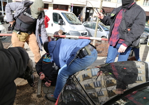 Policjanci z zatrzymanym mężczyzną